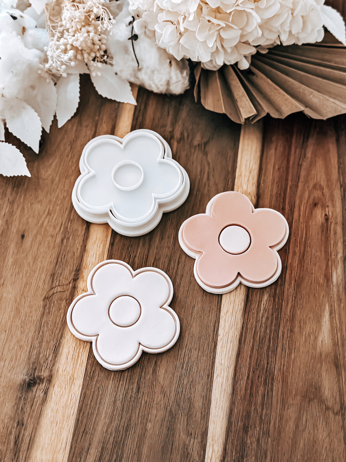 Simple Daisy design stamped in fondant, view 3