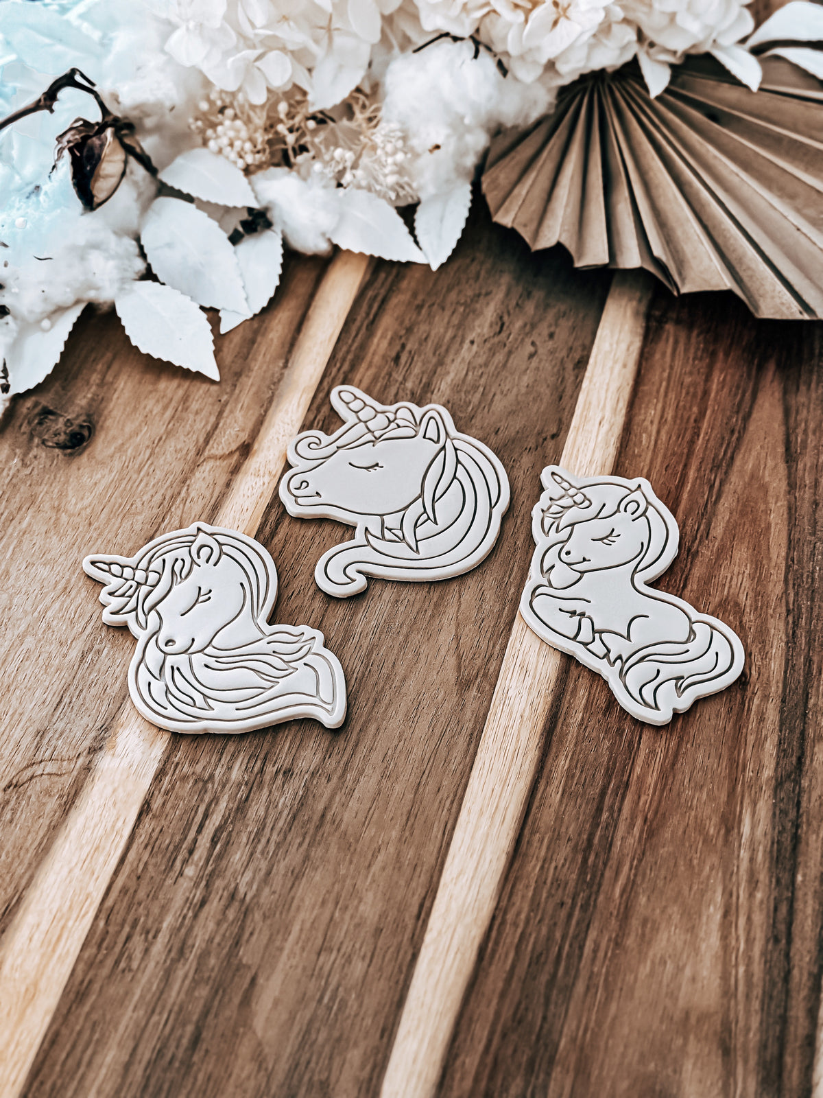 Unicorn design stamped in fondant, view 3