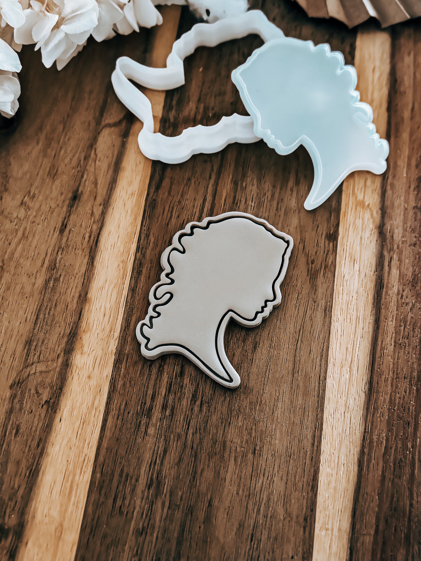 Glinda Outline (Wicked) - Cookie Stamp and Cutter - Ideal for Fondant & Sugar Cookies